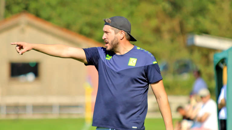 Trainer Maximilian Jochner lässt die sich verabschiedenden Spieler des FCK von Beginn an spielen. © Tamara u. Oliver Rabuser